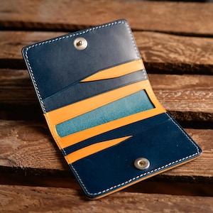 Portefeuille en cuir minimaliste pour homme. Portefeuille mince marron et vert. Porte cartes en cuir fabrication artisanale en France