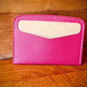 Portacarte minimalista in pelle. Elegante e femminile porta carte di credito. Pelle di capra francese rosa, per un look alla moda
