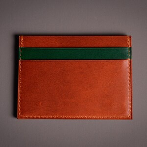 Découvrez notre portefeuille fin en cuir, conçu pour homme ou femme, alliant élégance et praticité. Fabriqué à la main avec un cuir 100 % premium, cet accessoire sophistiqué dispose d'une capacité de rangement pour environ 4 cartes de crédit. Son design épuré et chic s'adapte parfaitement à votre style au quotidien. Offrez-vous ou à un proche ce portefeuille artisanal, alliant style et fonctionnalité. Parfait pour un usage quotidien ou comme cadeau spécial!