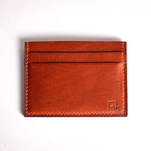 Découvrez notre portefeuille fin en cuir, conçu pour homme ou femme, alliant élégance et praticité. Fabriqué à la main avec un cuir 100 % premium, cet accessoire sophistiqué dispose d'une capacité de rangement pour environ 4 cartes de crédit. Son design épuré et chic s'adapte parfaitement à votre style au quotidien. Offrez-vous ou à un proche ce portefeuille artisanal, alliant style et fonctionnalité. Parfait pour un usage quotidien ou comme cadeau spécial!