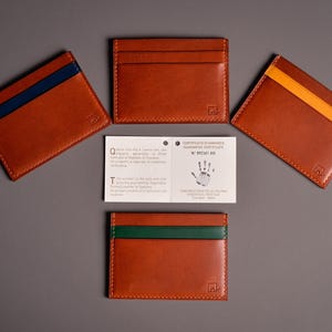 Découvrez notre portefeuille fin en cuir, conçu pour homme ou femme, alliant élégance et praticité. Fabriqué à la main avec un cuir 100 % premium, cet accessoire sophistiqué dispose d'une capacité de rangement pour environ 4 cartes de crédit. Son design épuré et chic s'adapte parfaitement à votre style au quotidien. Offrez-vous ou à un proche ce portefeuille artisanal, alliant style et fonctionnalité. Parfait pour un usage quotidien ou comme cadeau spécial!