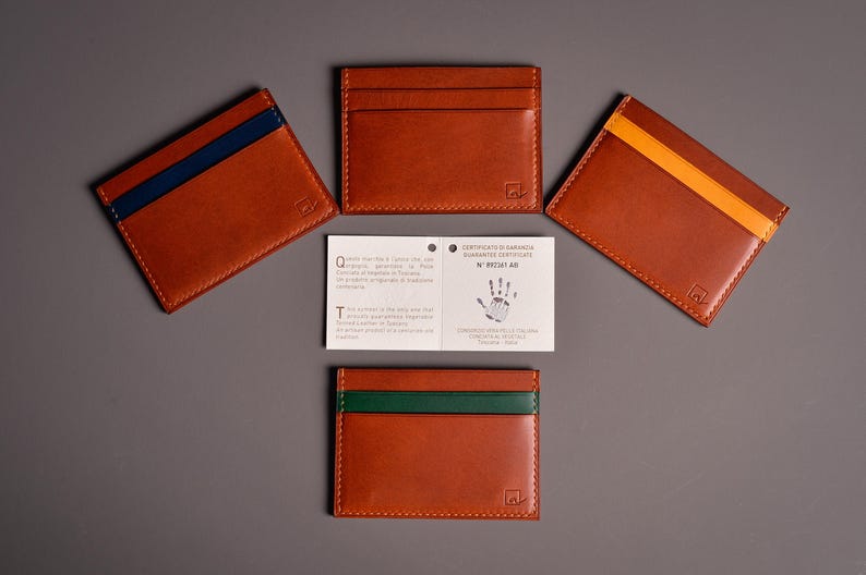 Découvrez notre portefeuille fin en cuir, conçu pour homme ou femme, alliant élégance et praticité. Fabriqué à la main avec un cuir 100 % premium, cet accessoire sophistiqué dispose d'une capacité de rangement pour environ 4 cartes de crédit. Son design épuré et chic s'adapte parfaitement à votre style au quotidien. Offrez-vous ou à un proche ce portefeuille artisanal, alliant style et fonctionnalité. Parfait pour un usage quotidien ou comme cadeau spécial!