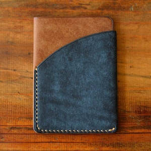 Portefeuille en cuir pour homme – Porte carte en cuir personnalisable, minimaliste, artisanal, fait main en France.