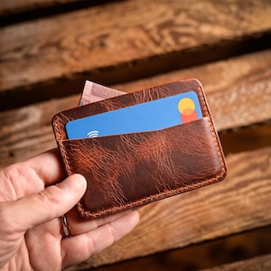 Personalisierbare Lederbrieftasche für Herren im minimalistischen Stil. Robuste und originelle schlanke Brieftasche für ein ideales Geschenk.