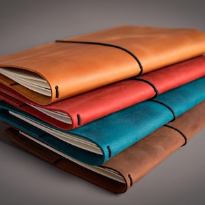 Libreta de piel personalizada y recargable - Se ofrecen 2 libretas. Cuaderno de viaje de piel con cierre elástico. Cuaderno estilo Midori