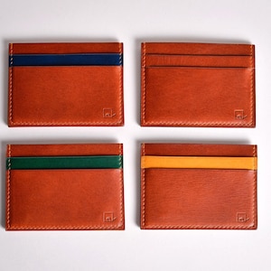 Découvrez notre portefeuille fin en cuir, conçu pour homme ou femme, alliant élégance et praticité. Fabriqué à la main avec un cuir 100 % premium, cet accessoire sophistiqué dispose d'une capacité de rangement pour environ 4 cartes de crédit. Son design épuré et chic s'adapte parfaitement à votre style au quotidien. Offrez-vous ou à un proche ce portefeuille artisanal, alliant style et fonctionnalité. Parfait pour un usage quotidien ou comme cadeau spécial!