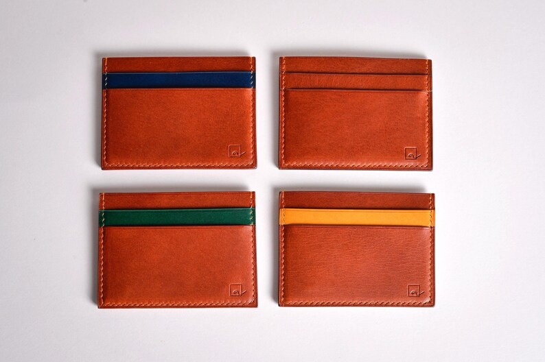 Découvrez notre portefeuille fin en cuir, conçu pour homme ou femme, alliant élégance et praticité. Fabriqué à la main avec un cuir 100 % premium, cet accessoire sophistiqué dispose d'une capacité de rangement pour environ 4 cartes de crédit. Son design épuré et chic s'adapte parfaitement à votre style au quotidien. Offrez-vous ou à un proche ce portefeuille artisanal, alliant style et fonctionnalité. Parfait pour un usage quotidien ou comme cadeau spécial!