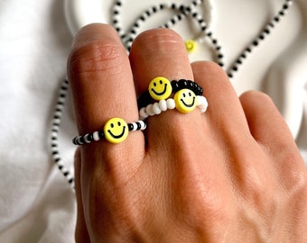 Perlenring Smiley, elastischer Ring, Stretchring mit gelber Smiley Perle, Schwarz, Weiß, Minimalistisch, Happy Face, Glücksbringer, Geschenk
