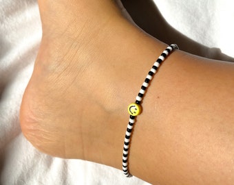 Perlenfußkette, handgefertigte sommerliche Fußkette, Stretch Fußkettchen mit Smiley, Surfer Perlenfußband, Boho Fußband, Hippie Fußschmuck