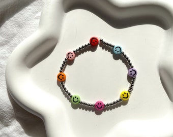 Perlenarmband mit bunten Smiley Perlen, minimalistisches Armband, Stretcharmband, Freundschaftsarmband, elastische Armbänder, Geschenk