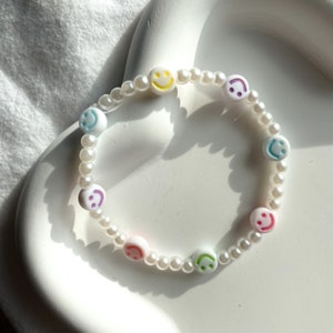 Smiley Bracelet, Colorful Pastel Smiley Beaded Bracelet, Mother of Pearl Beads, Elastic Bracelet, Friendship Bracelet, Lucky Charm Gift, Colorful