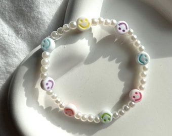 Smiley Armband, Buntes Pastell Smiley Perlenarmband, Perlmuttperlen, Elastisches Armband, Freundschaftsarmband, Glücksbringer Geschenk, Bunt