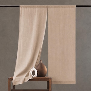 Könnte beinhalten: Beige Leinen Vorhänge hängen an einer silbernen Stange, mit einem Holztisch davor. Eine weiße Vase mit kreisförmiger Öffnung und eine braune Vase stehen auf dem Tisch. Der Hintergrund ist eine graue Wand.