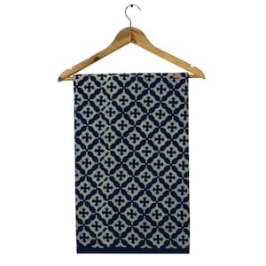 Peut inclure: Un textile à motifs bleu marine et blanc cassé suspendu à un cintre en bois. Le tissu présente un motif géométrique répétitif de formes en forme de croix. Le cintre est en bois clair et possède un crochet en métal.