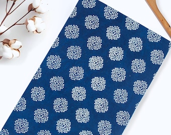 Tela de algodón teñida con índigo / Algodón suave y ligero para costura, confección y acolchado / Tela con estampado floral azul indio hecha a mano, cortada a medida