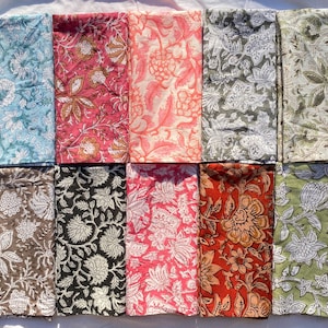 Puede incluir: Diez servilletas de algodón con patrones florales en varios colores, incluyendo azul, rosa, rojo, verde y negro. Las servilletas están dispuestas en dos filas de cinco.