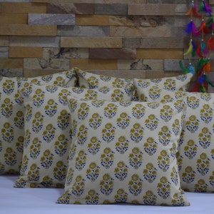 Pode incluir: Um conjunto de seis almofadas decorativas com fundo branco e um padr&atilde;o floral em tons de azul e amarelo.
