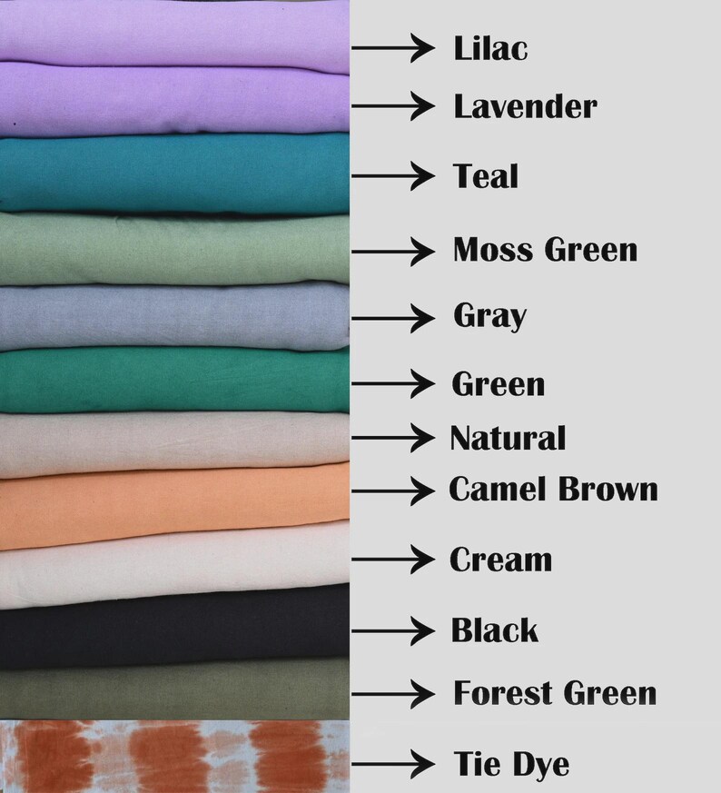 Puede incluir: Una pila de muestras de tela en varios colores, incluyendo lila, lavanda, verde azulado, verde musgo, gris, verde, natural, marr&oacute;n camel, crema, negro, verde bosque y tie dye. Cada color est&aacute; etiquetado con una flecha.