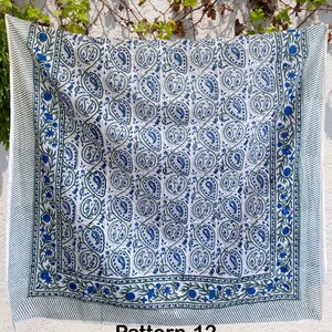 K&ouml;nnte beinhalten: Eine wei&szlig;e Baumwolldecke mit einem blauen und gr&uuml;nen Paisley-Muster. Die Decke hat einen Rand mit einem gestreiften Muster. Der Text "Pattern-12" ist unten im Bild gedruckt.