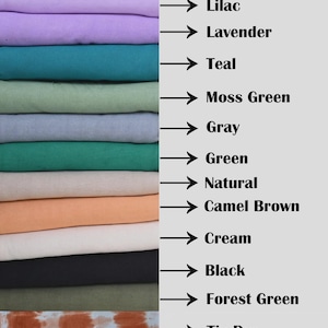 Pode incluir: Uma pilha de tecidos dobrados em v&aacute;rias cores, incluindo lil&aacute;s, lavanda, azul-petr&oacute;leo, verde-musgo, cinza, verde, natural, castanho-camelo, creme, preto, verde-floresta e um padr&atilde;o tie-dye, cada um rotulado com o nome da cor.