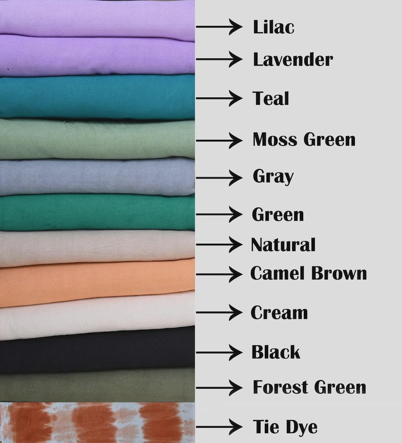 Pode incluir: Uma pilha de tecidos dobrados em v&aacute;rias cores, incluindo lil&aacute;s, lavanda, azul-petr&oacute;leo, verde-musgo, cinza, verde, natural, castanho-camelo, creme, preto, verde-floresta e um padr&atilde;o tie-dye, cada um rotulado com o nome da cor.