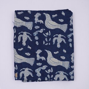 Peut inclure: Tissu bleu indigo avec un motif blanc d'oiseaux stylis&eacute;s, de feuilles et d'autres formes abstraites.