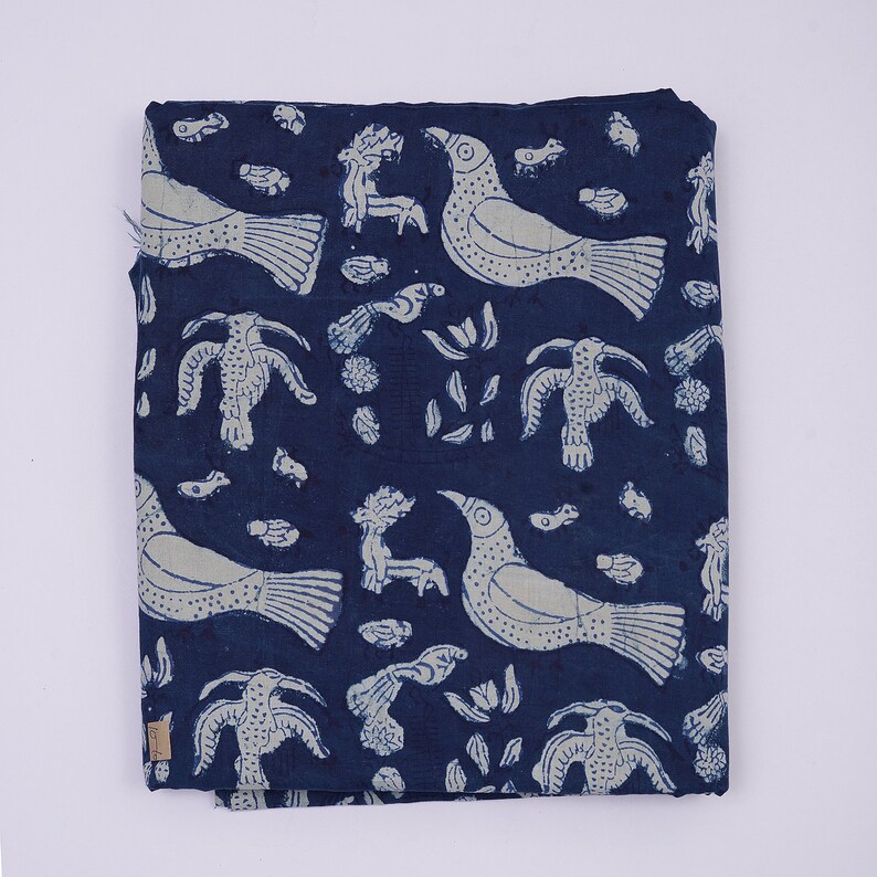 Peut inclure: Tissu bleu indigo avec un motif blanc d'oiseaux stylis&eacute;s, de feuilles et d'autres formes abstraites.