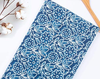 Tela de algodón con estampado floral índigo: material teñido a mano con estampado en bloque