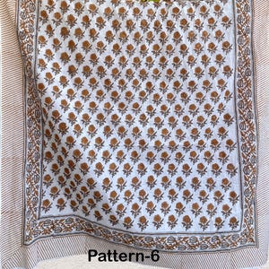 K&ouml;nnte beinhalten: Wei&szlig;er Stoff mit braunem Blumenmuster. Der Stoff hat einen Rand mit einem gestreiften Muster. Der Stoff ist mit "Pattern-6" gekennzeichnet.
