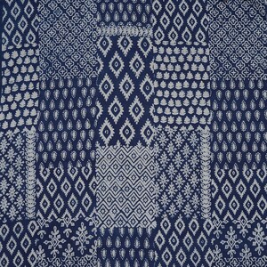 Peut inclure: Un tissu bleu et blanc à motifs avec un design en patchwork. Le tissu présente divers motifs géométriques et floraux.