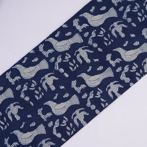 Peut inclure: Tissu bleu indigo avec un motif de fleurs et d'oiseaux blancs. Le tissu est un motif imprim&eacute; traditionnel indien.