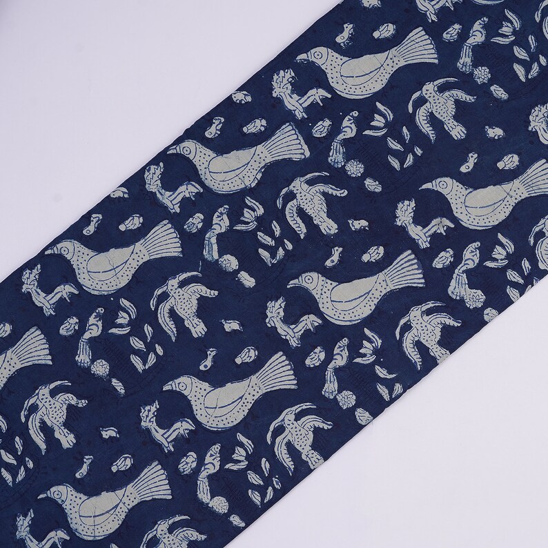 Peut inclure: Tissu bleu indigo avec un motif de fleurs et d'oiseaux blancs. Le tissu est un motif imprim&eacute; traditionnel indien.