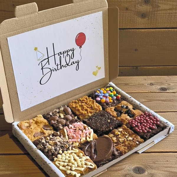 Caja de regalo de lujo personalizada con brownies y blondies variados.