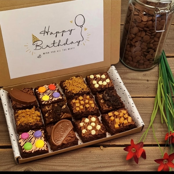 Caja de regalo con forma de buzón de brownies de triple chocolate personalizados.