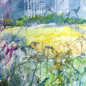Puede incluir: Una pintura de acuarela de una ciudad con edificios altos en el fondo. En primer plano, un campo de flores amarillas y un zorro con pájaros volando a su alrededor.