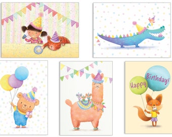 Set di 5 cartoline di compleanno con buste. Include un coccodrillo blu, un lama rosa, un simpatico orso, una volpe affamata, topolini, una ragazza e un gatto rosso.