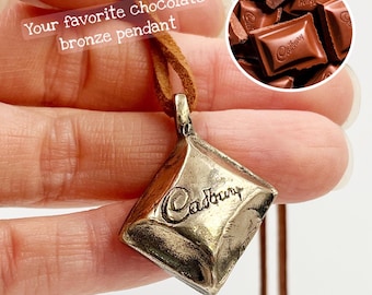 Din favoritchoklad i brons, chokladhalsband, bärbar mat, julklapp till tjejer Cadbury Chocolate