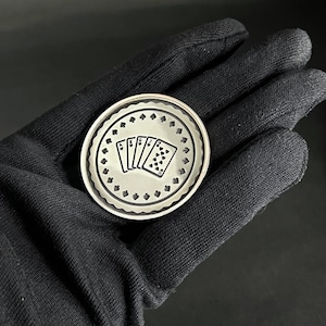 Gegraveerde kaarthoes - Gepersonaliseerde pokerchip met uw kaartenserie - Gepersonaliseerde kaartbeschermer met gegraveerde metalen chip