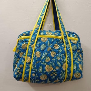 ブルーフローラルハンドブロックプリントシャワーバッグトラベルバッグメイクアップバッグコスメティックバッグキルティングバッグポーチバッグシェービングキット、バニティケース