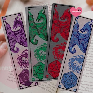Könnte beinhalten: Vier Lesezeichen-Designs mit einem Drachen und einem 20-seitigen Würfel. Die Drachen sind lila, grün, rot und blau. Die Würfel sind ebenfalls farblich auf die Drachen abgestimmt.