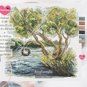 Può includere: Schema a punto croce intitolato "Childhood" raffigurante un paesaggio con un albero, un'altalena con pneumatici e acqua. Il disegno misura 21,41 x 20,50 cm e include punto pieno, mezzo punto e punto indietro.