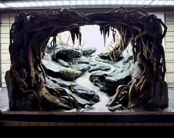 Paisaje acuático con madera flotante: Decoración de acuarios con plantas artificiales