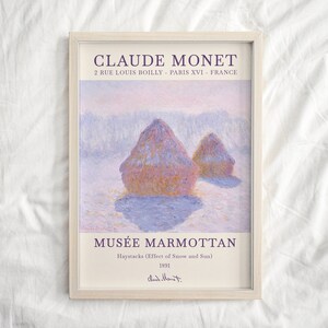 Puede incluir: Un póster enmarcado de una pintura de Claude Monet titulada "Los pajares (Efecto de nieve y sol)". La pintura representa dos pajares cubiertos de nieve en un campo. El póster es del Musée Marmottan en París, Francia.