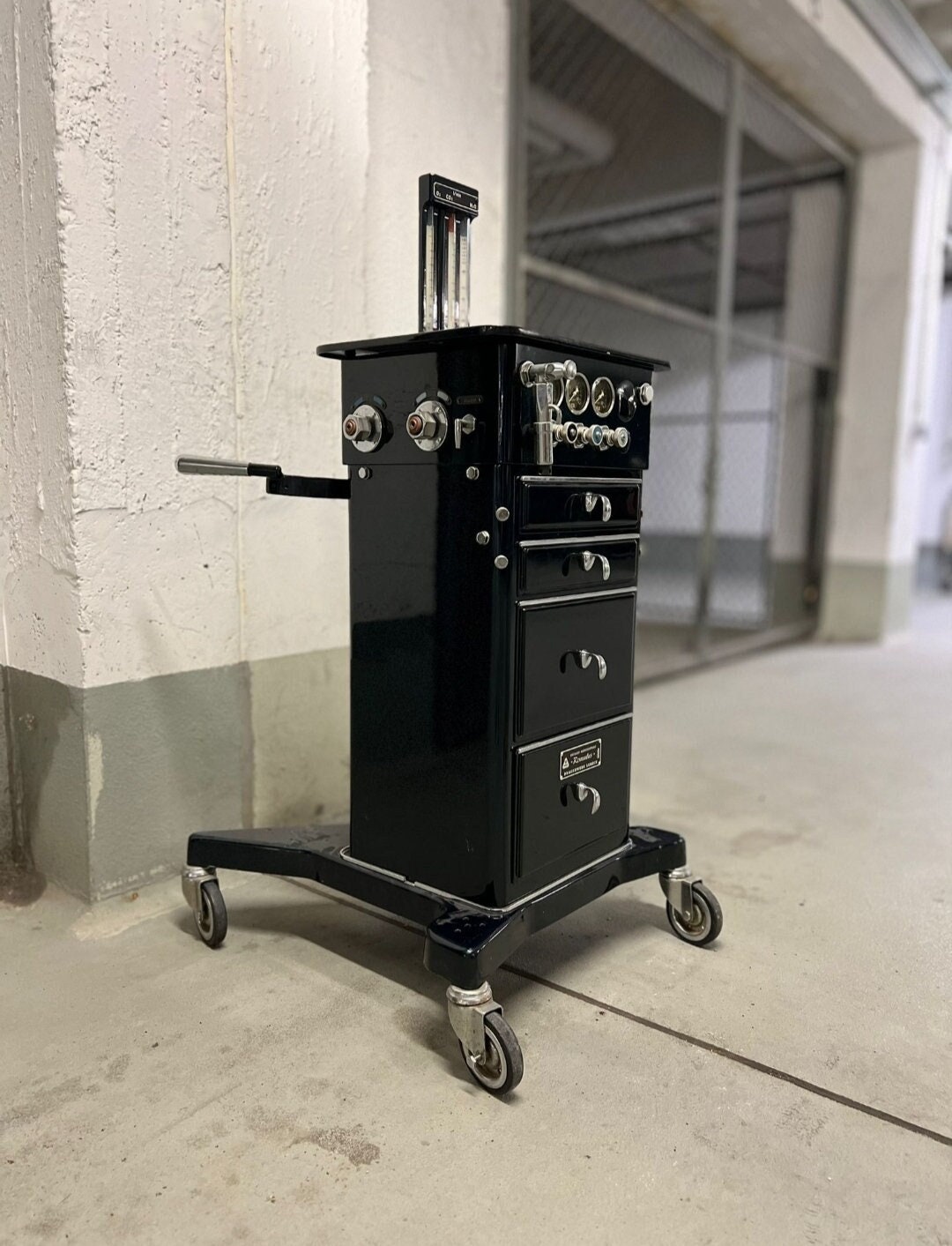 Table bar Romulus, meuble bar, ancien appareil d'anesthésie. Rareté!