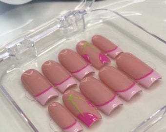 prensa de cereza rosa en las uñas