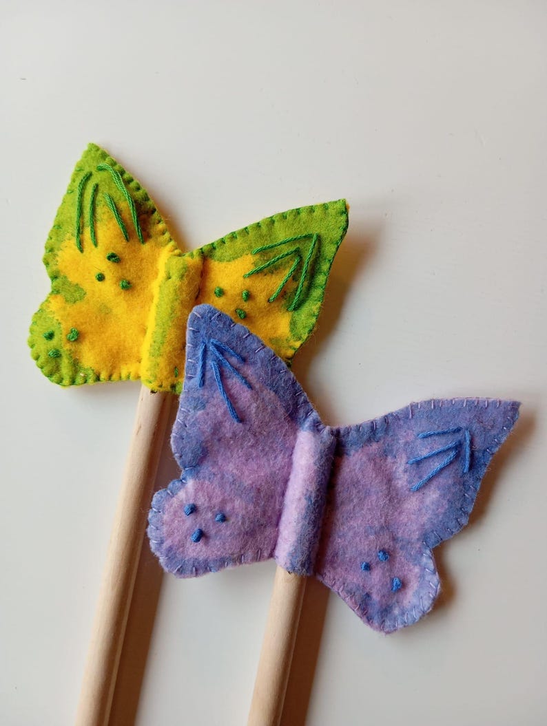 Waldorf-toverstaf voor kinderen sprookjesachtige houten stok gepersonaliseerd met naamstokje voor bloemenmeisje prinses feestbedankje satijnen linten grillig afbeelding 12