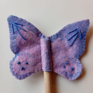 Waldorf-toverstaf voor kinderen sprookjesachtige houten stok gepersonaliseerd met naamstokje voor bloemenmeisje prinses feestbedankje satijnen linten grillig Pink butterfly