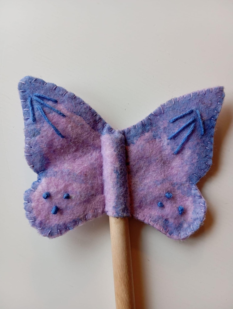 Waldorf-toverstaf voor kinderen sprookjesachtige houten stok gepersonaliseerd met naamstokje voor bloemenmeisje prinses feestbedankje satijnen linten grillig Pink butterfly