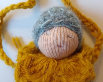 Kinderketting met pop Waldorf handgemaakt cadeau klein verjaardagscadeau montessori cadeau voor kinderen handgemaakte gehaakte accessoires