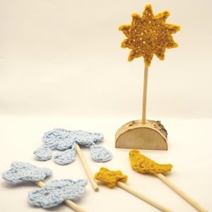 Estação meteorológica Montessori para crianças – Conjunto de clima de crochê com suporte de bétula – Brinquedo de aprendizagem Waldorf, calendário escolar, atividade na natureza